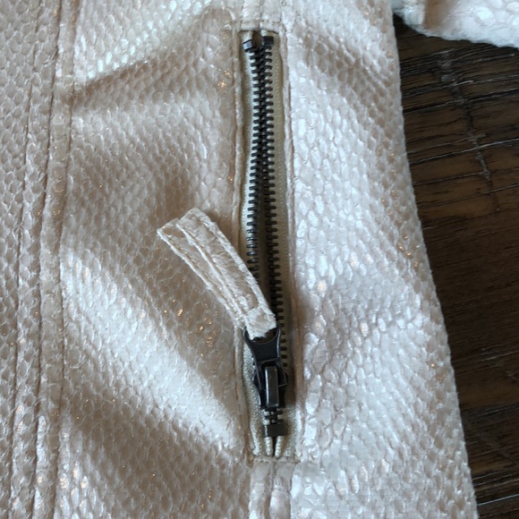 Buckle  Jacket - Picture 7 of 11